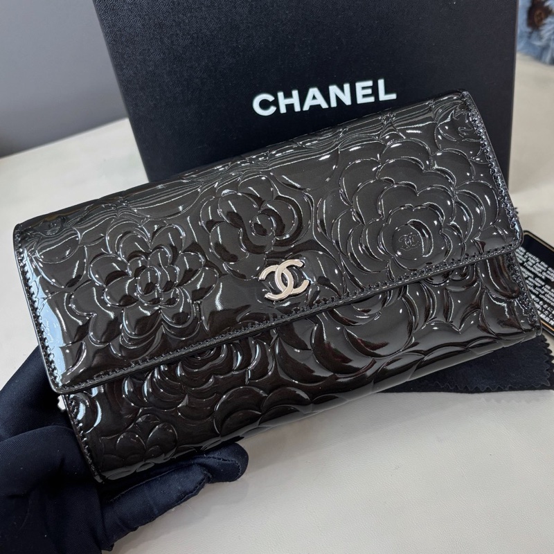 【全新品】Chanel 香奈兒黑銀漆皮山茶花壓紋長款錢包 18開-1