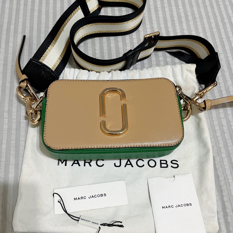 MARC JACOBS 馬克賈伯 LOGO牛皮拉鍊十字紋防刮斜背相機包 奶茶色 綠色 拼接-0