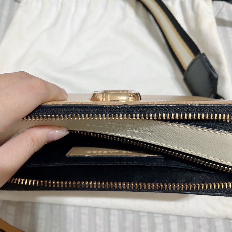 MARC JACOBS 馬克賈伯 LOGO牛皮拉鍊十字紋防刮斜背相機包 奶茶色 綠色 拼接-1