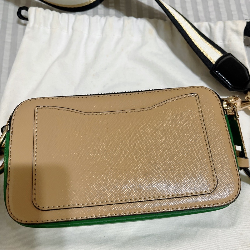 MARC JACOBS 馬克賈伯 LOGO牛皮拉鍊十字紋防刮斜背相機包 奶茶色 綠色 拼接-4