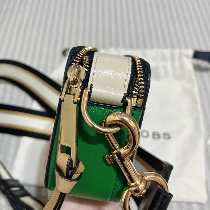 MARC JACOBS 馬克賈伯 LOGO牛皮拉鍊十字紋防刮斜背相機包 奶茶色 綠色 拼接-9