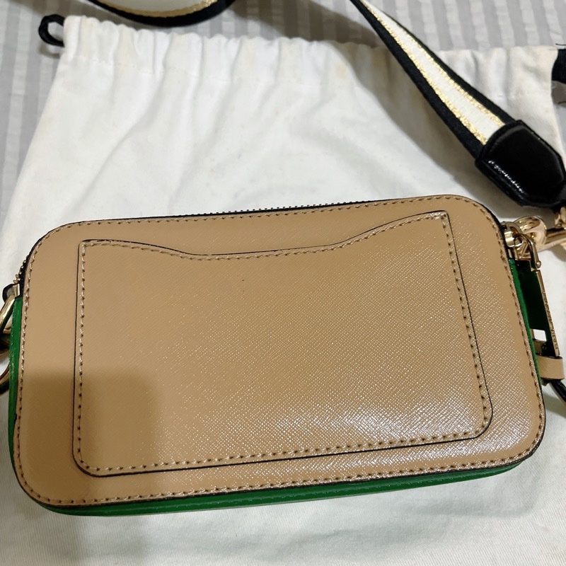 MARC JACOBS 馬克賈伯 LOGO牛皮拉鍊十字紋防刮斜背相機包 奶茶色 綠色 拼接-10