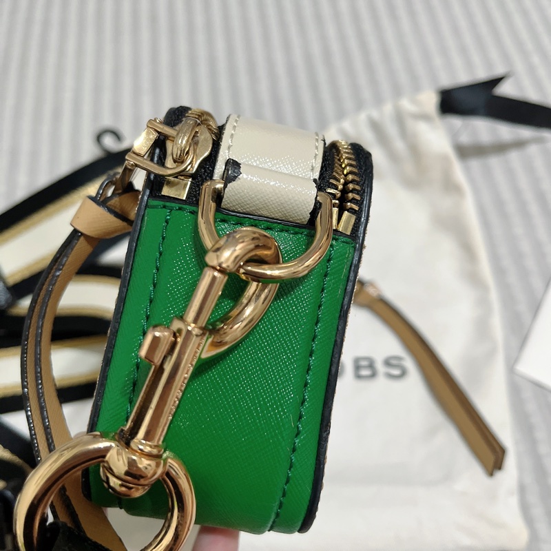 MARC JACOBS 馬克賈伯 LOGO牛皮拉鍊十字紋防刮斜背相機包 奶茶色 綠色 拼接-16