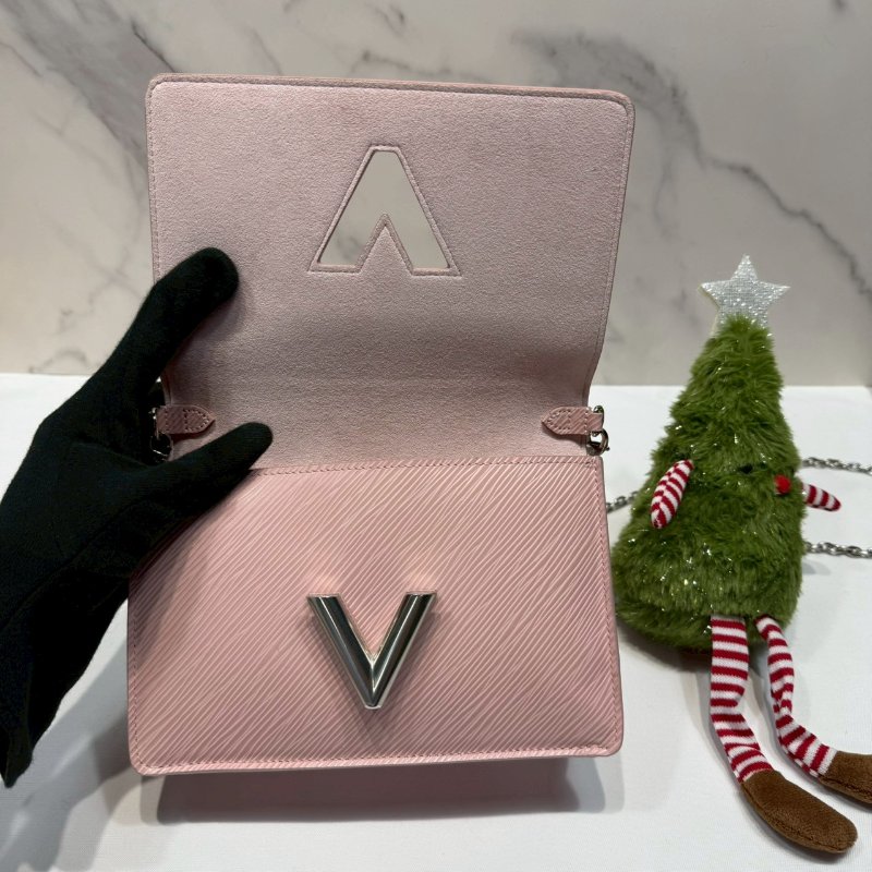 LV 粉色TWIST WOC鏈帶包-4