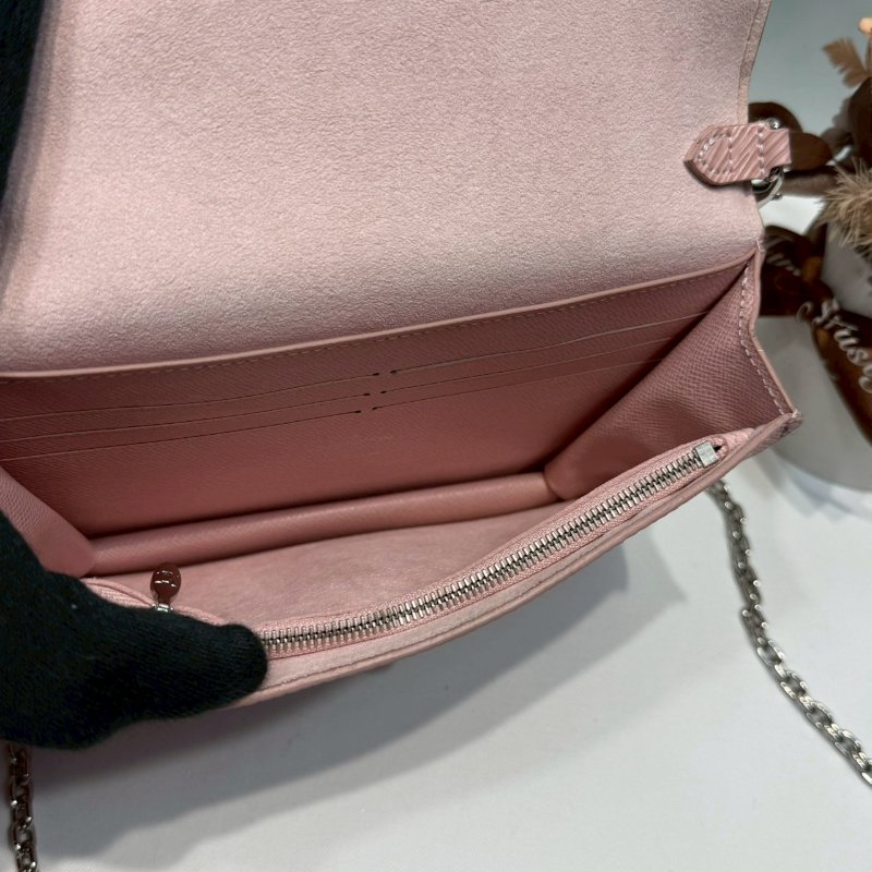 LV 粉色TWIST WOC鏈帶包-5