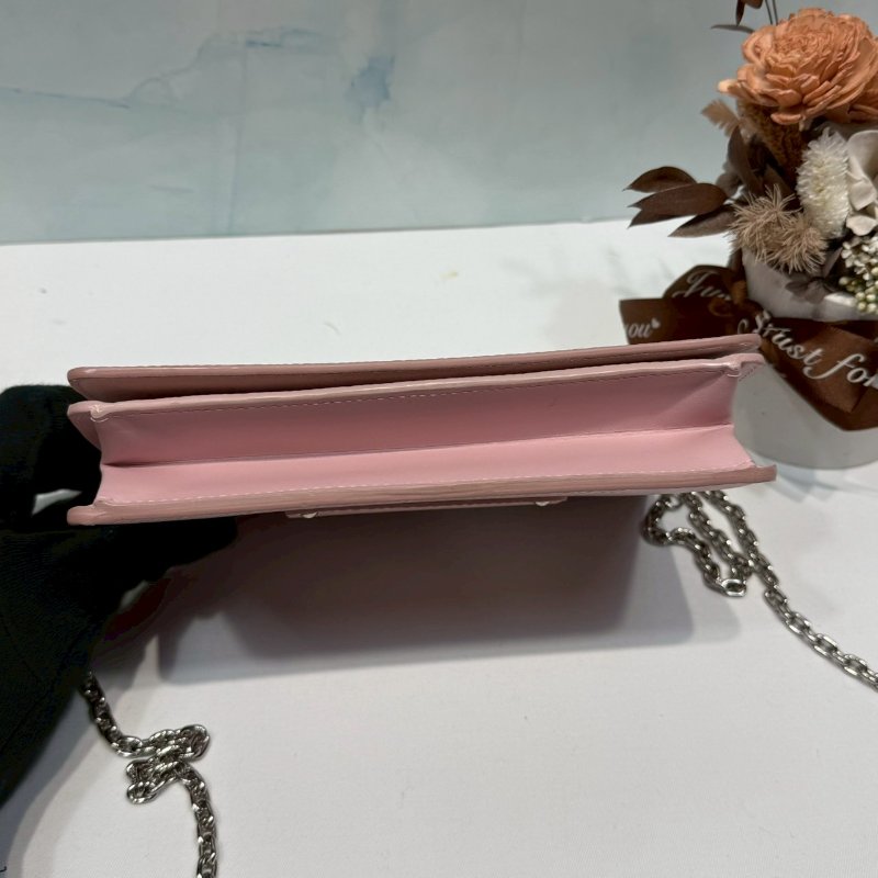 LV 粉色TWIST WOC鏈帶包-6