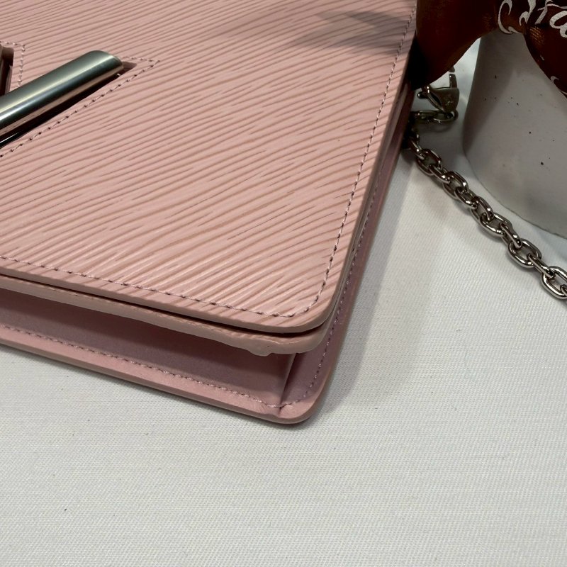 LV 粉色TWIST WOC鏈帶包-7