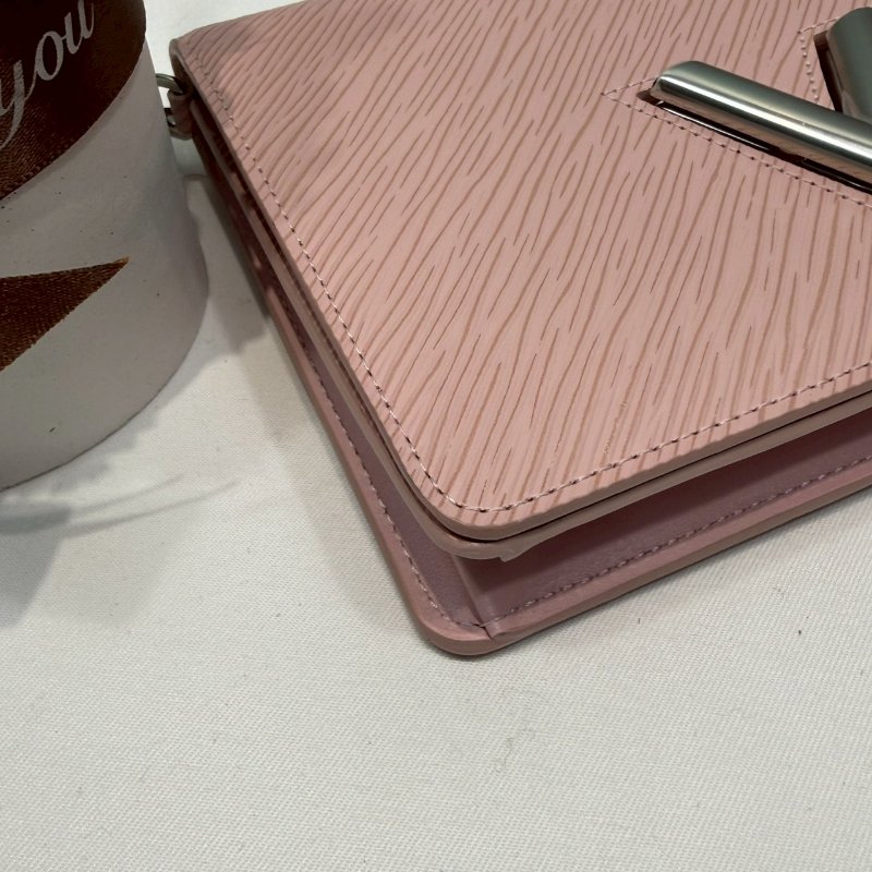 LV 粉色TWIST WOC鏈帶包-8