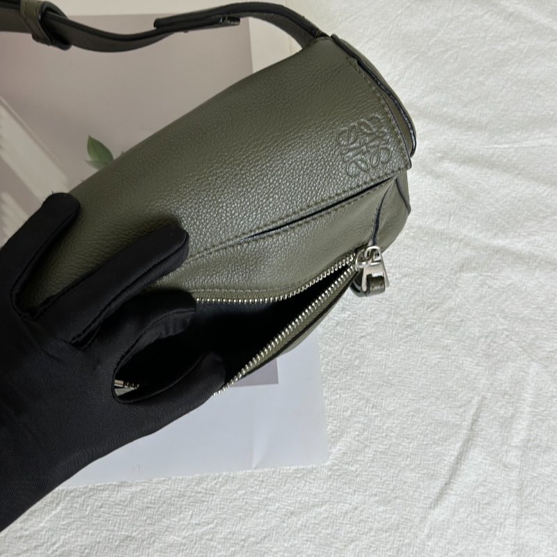 LOEWE Puzzle斜背腰包 - mini灰綠-4