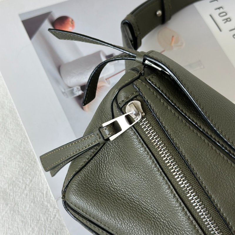 LOEWE Puzzle斜背腰包 - mini灰綠-11