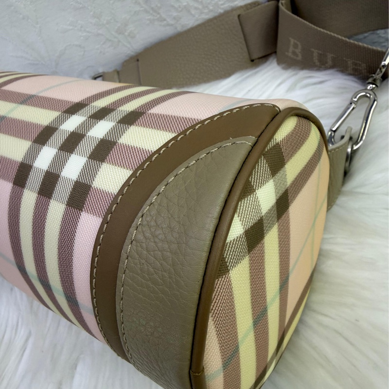 。 Burberry The Barrel cloth handbag Never worn Pink, Cloth-8