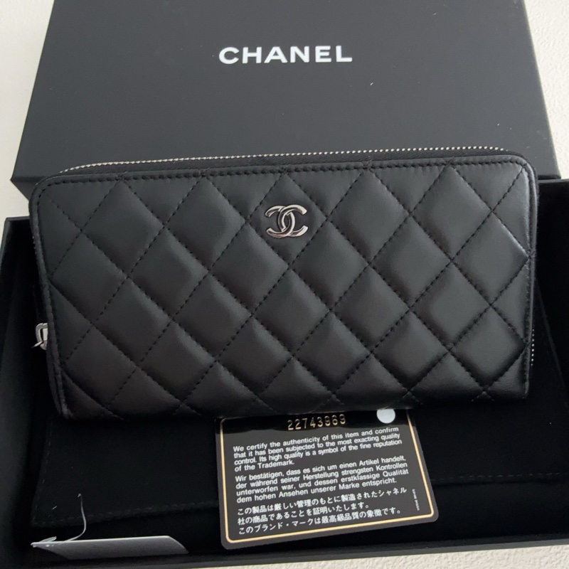 【全新品】香奈兒chanel 黑銀羊皮cf拉鍊款錢包-1