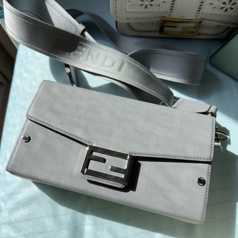 Fendi Baguette® Soft Trunk 淺灰色 許光漢同款-0