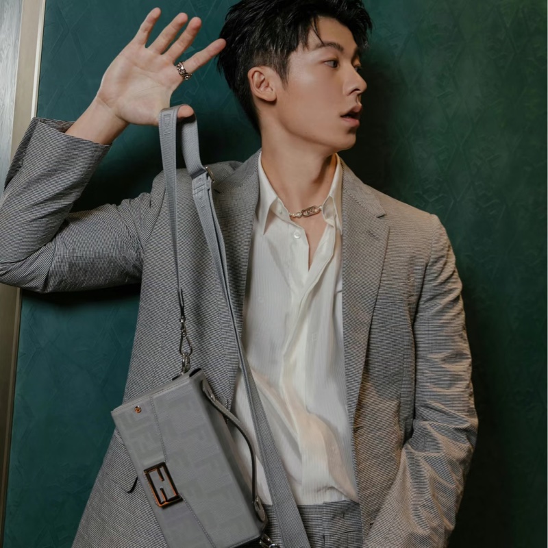 Fendi Baguette® Soft Trunk 淺灰色 許光漢同款-1