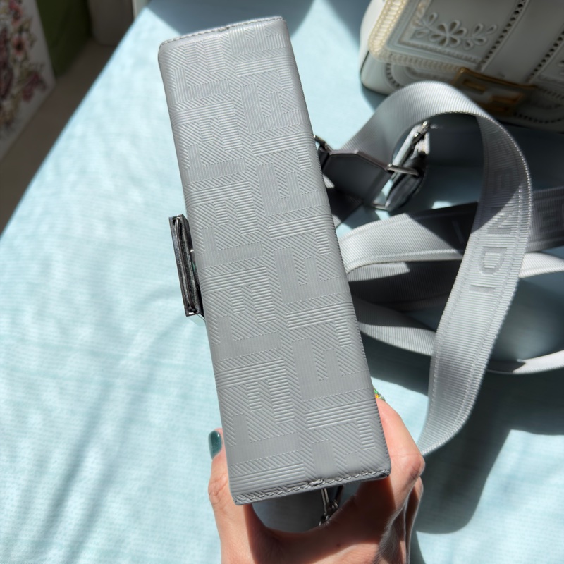 Fendi Baguette® Soft Trunk 淺灰色 許光漢同款-3