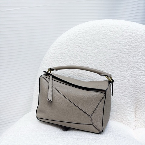 Loewe沙色金釦牛皮puzzle小號肩背包