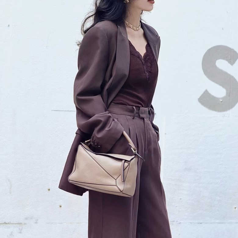 Loewe沙色金釦牛皮puzzle小號肩背包-1