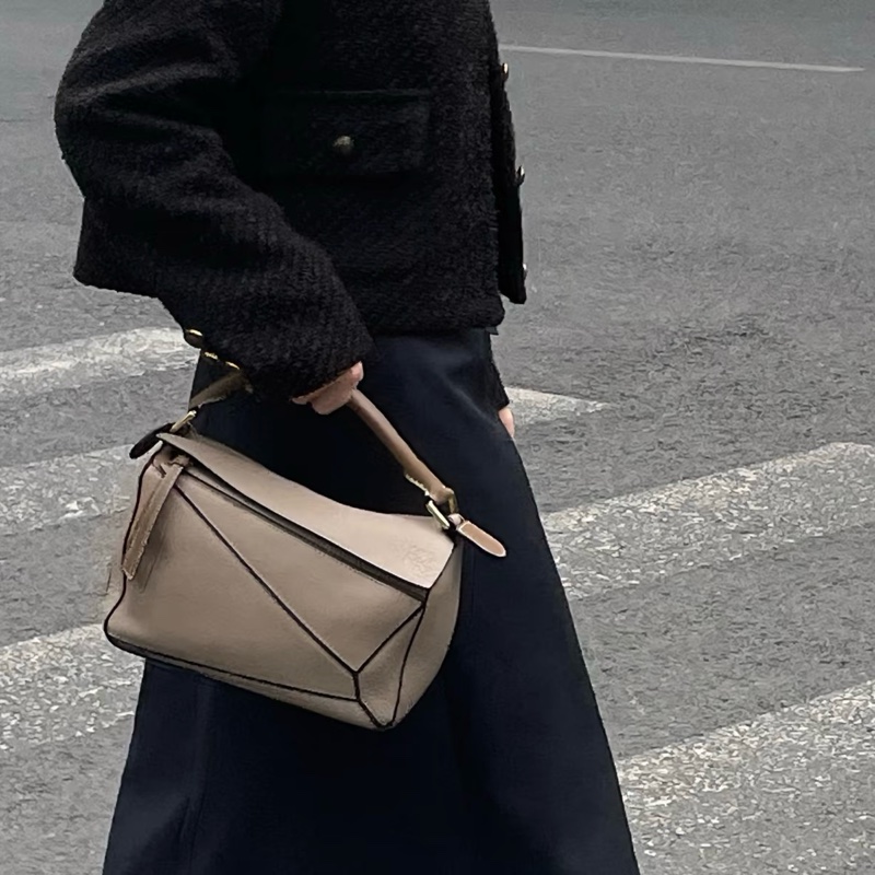 Loewe沙色金釦牛皮puzzle小號肩背包-3