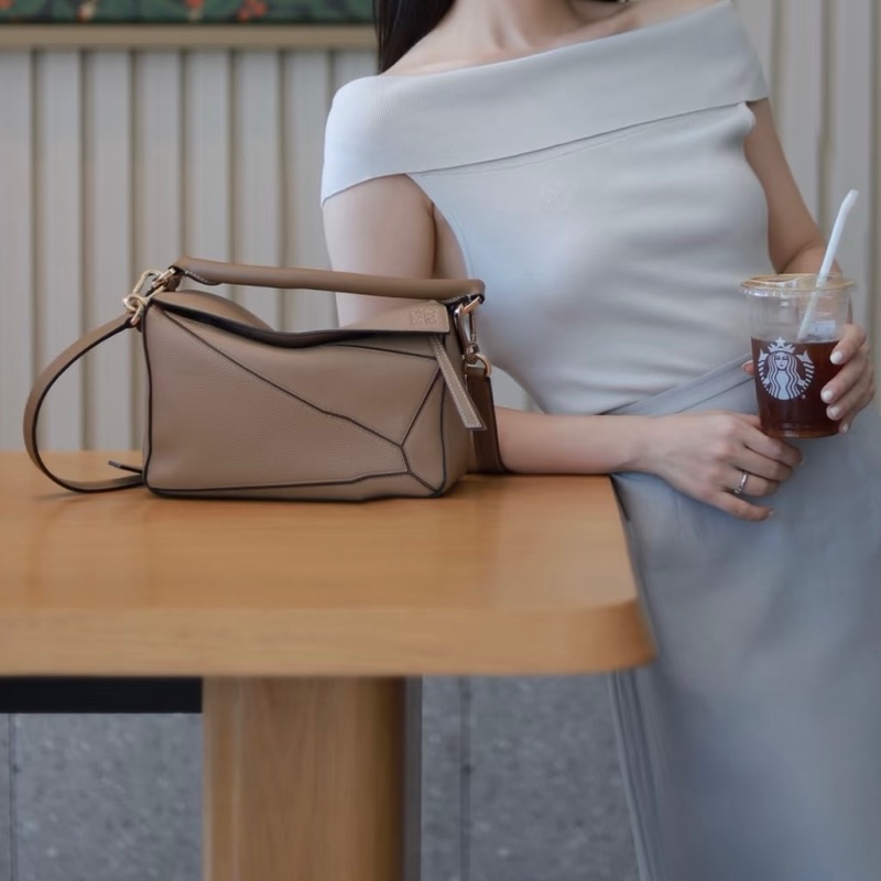 Loewe沙色金釦牛皮puzzle小號肩背包-4