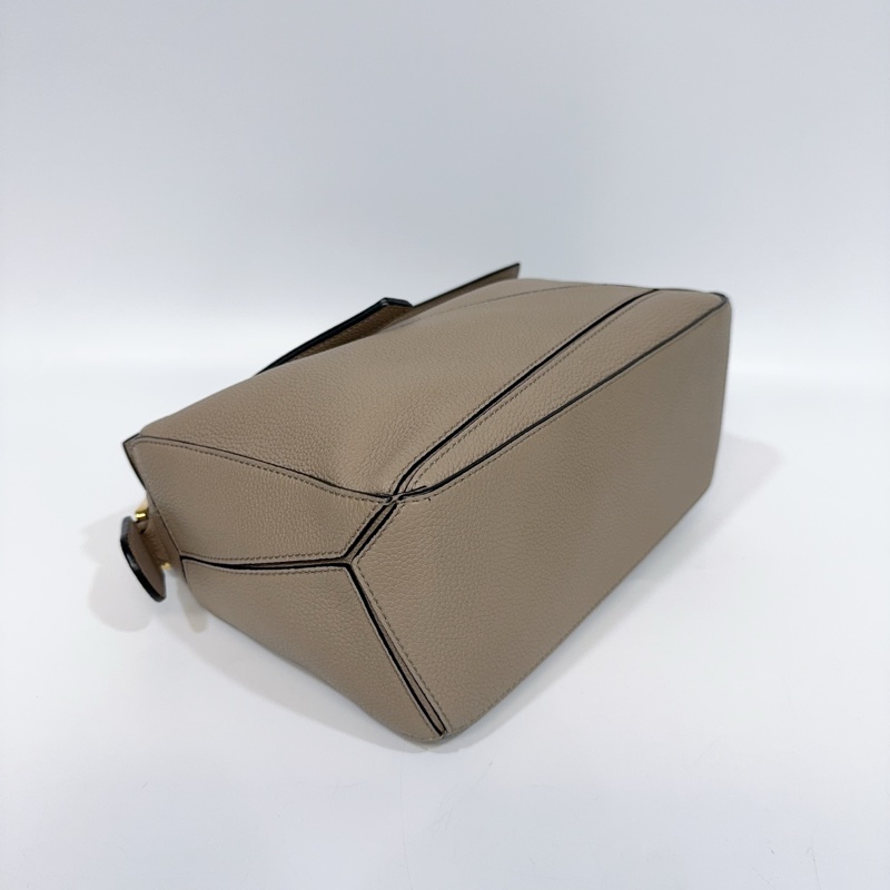 Loewe沙色金釦牛皮puzzle小號肩背包-11