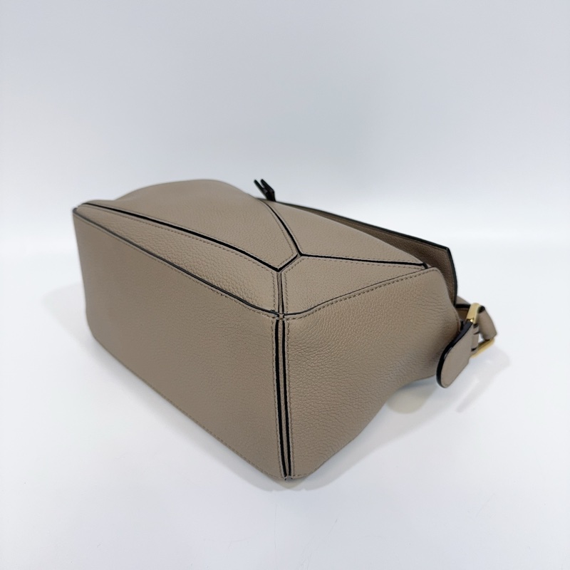 Loewe沙色金釦牛皮puzzle小號肩背包-12