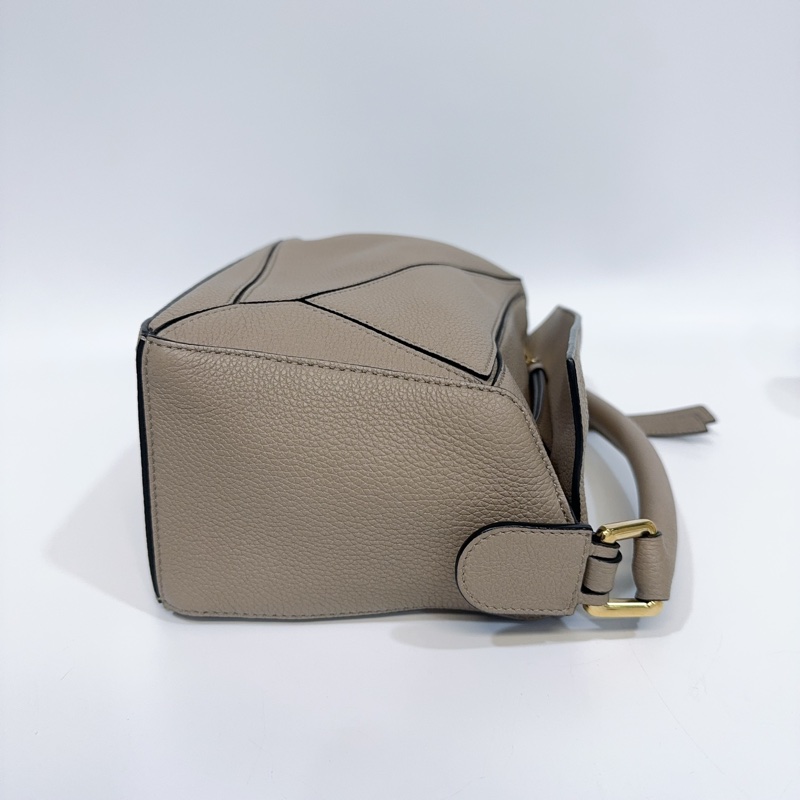 Loewe沙色金釦牛皮puzzle小號肩背包-14