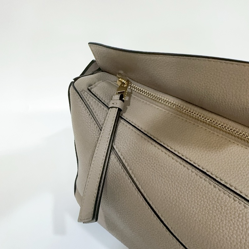 Loewe沙色金釦牛皮puzzle小號肩背包-18