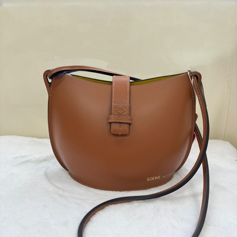 ❤️Loewe 羅意威Molded bucket bag復古博物館系列單肩包斜挎包復古博物館系列 可愛蛋殼包