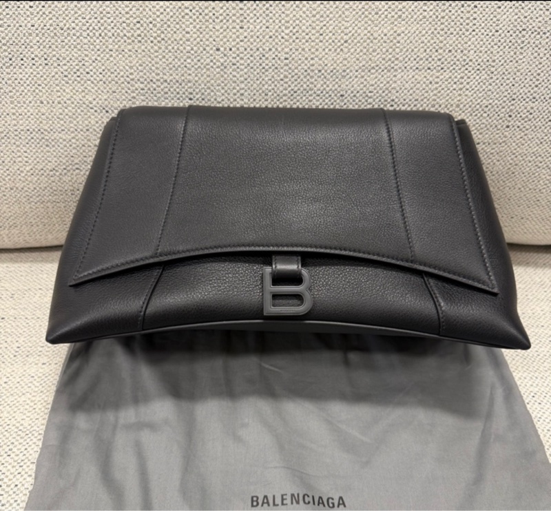 Balenciaga巴黎世家crush Downtown 沙漏包 男女可背 尺寸:32x15x21cm 肩帶:35cm 配有塵袋,無盒 下單前如需更多細節請咨詢-0