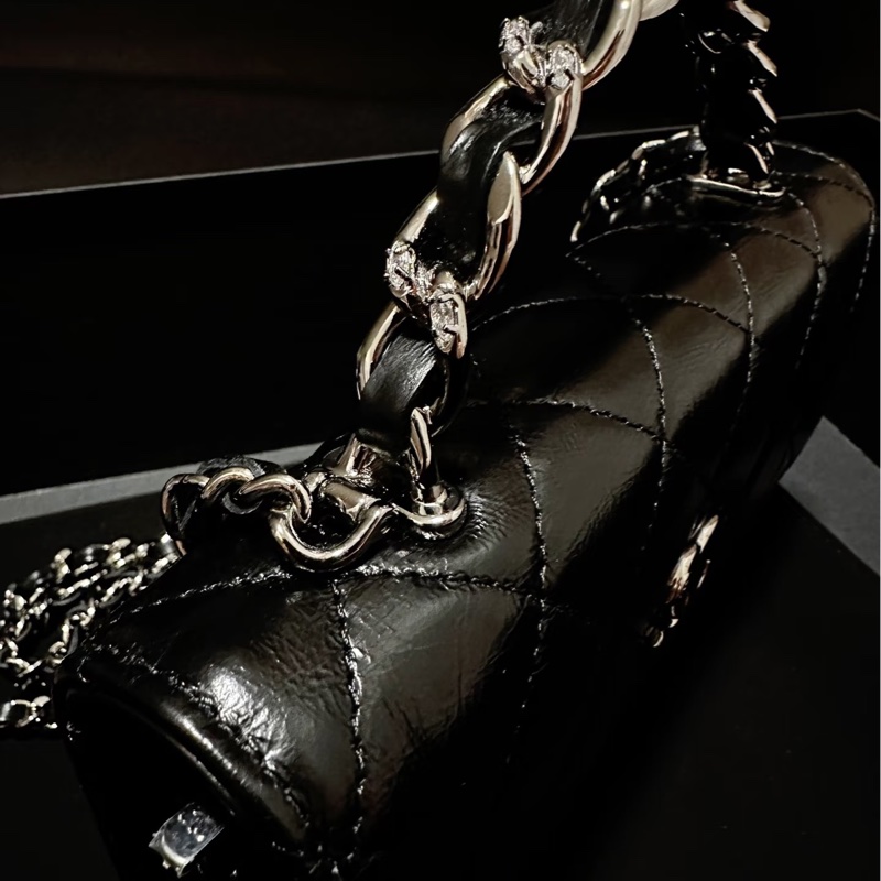 Chanel 23K 黑色亮面牛皮 黑銀鑽把手機包-1