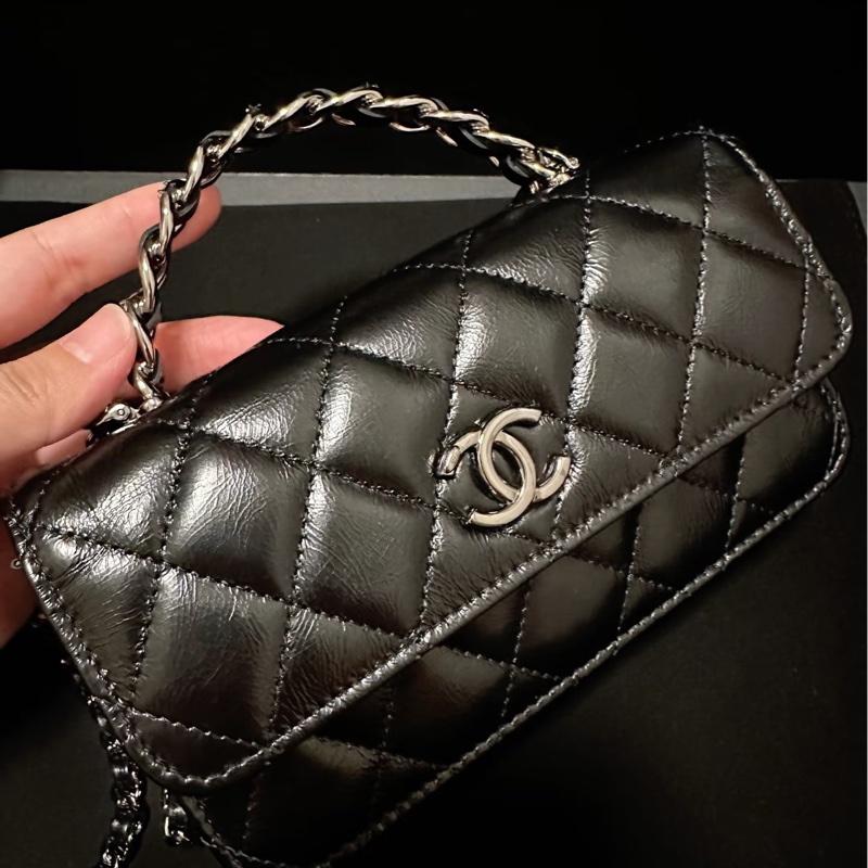 Chanel 23K 黑色亮面牛皮 黑銀鑽把手機包-2