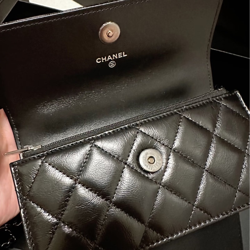 Chanel 23K 黑色亮面牛皮 黑銀鑽把手機包-3