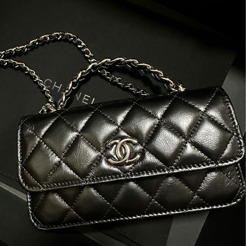 Chanel 23K 黑色亮面牛皮 黑銀鑽把手機包-7
