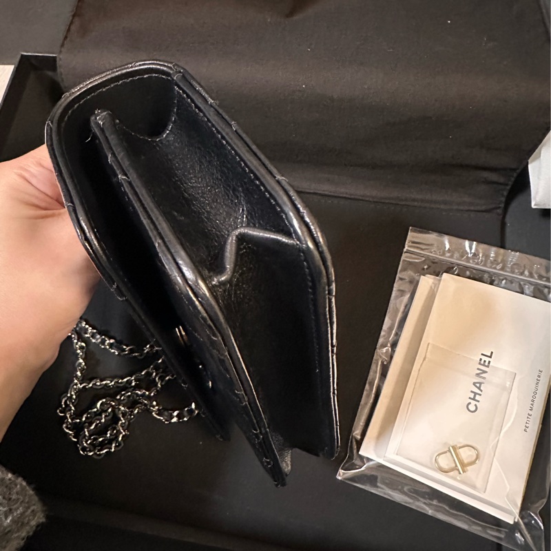 Chanel 23K 黑色亮面牛皮 黑銀鑽把手機包-9