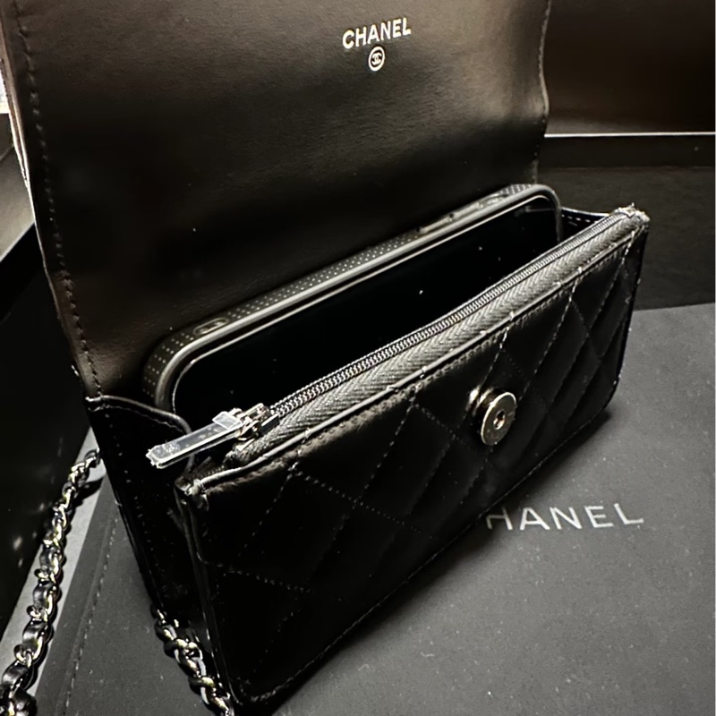 Chanel 23K 黑色亮面牛皮 黑銀鑽把手機包-12