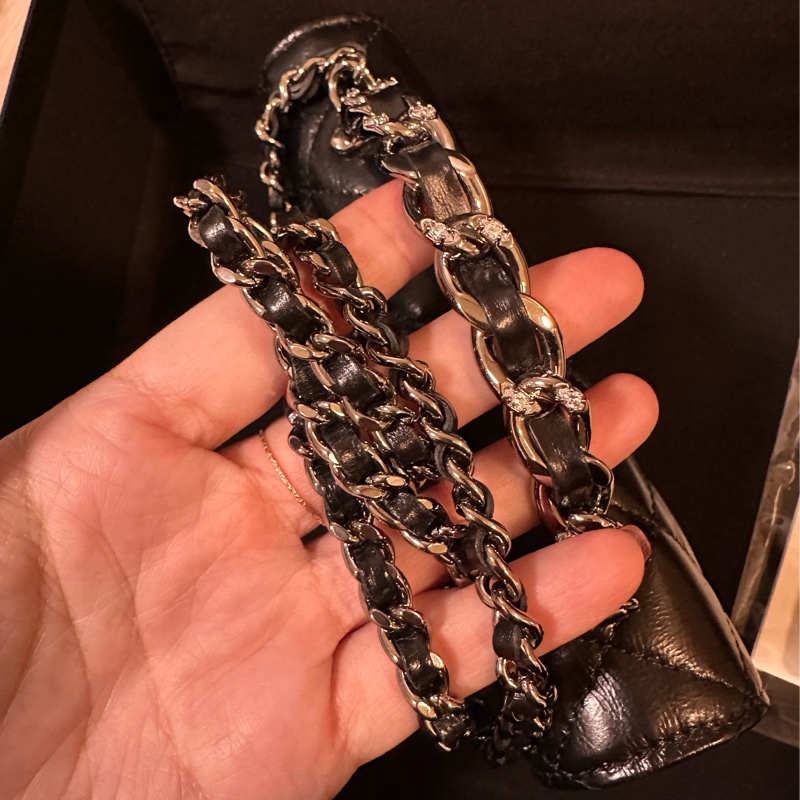 Chanel 23K 黑色亮面牛皮 黑銀鑽把手機包-13