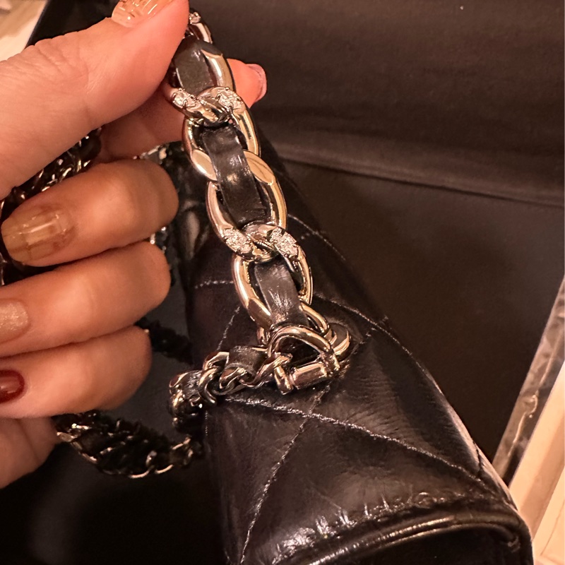 Chanel 23K 黑色亮面牛皮 黑銀鑽把手機包-14