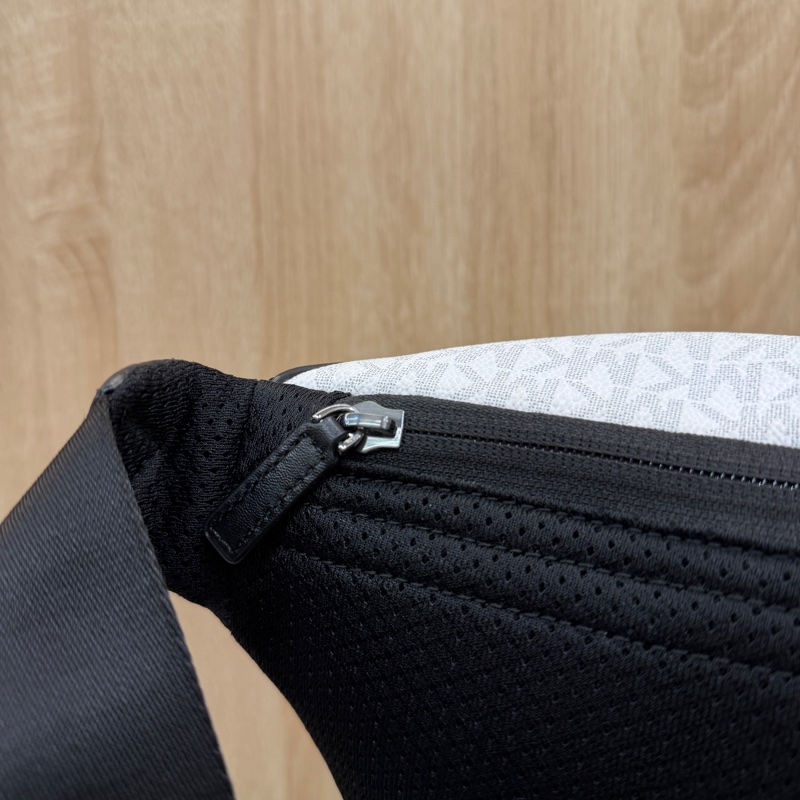 MK 白灰底黑牛皮銀釦胸口腰包-6