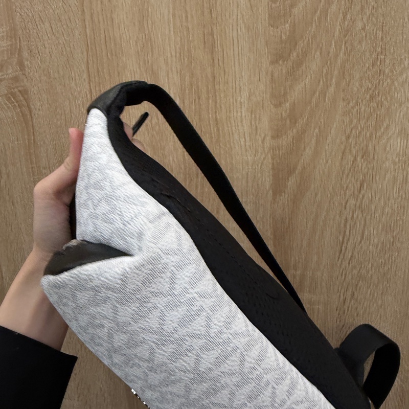 MK 白灰底黑牛皮銀釦胸口腰包-8