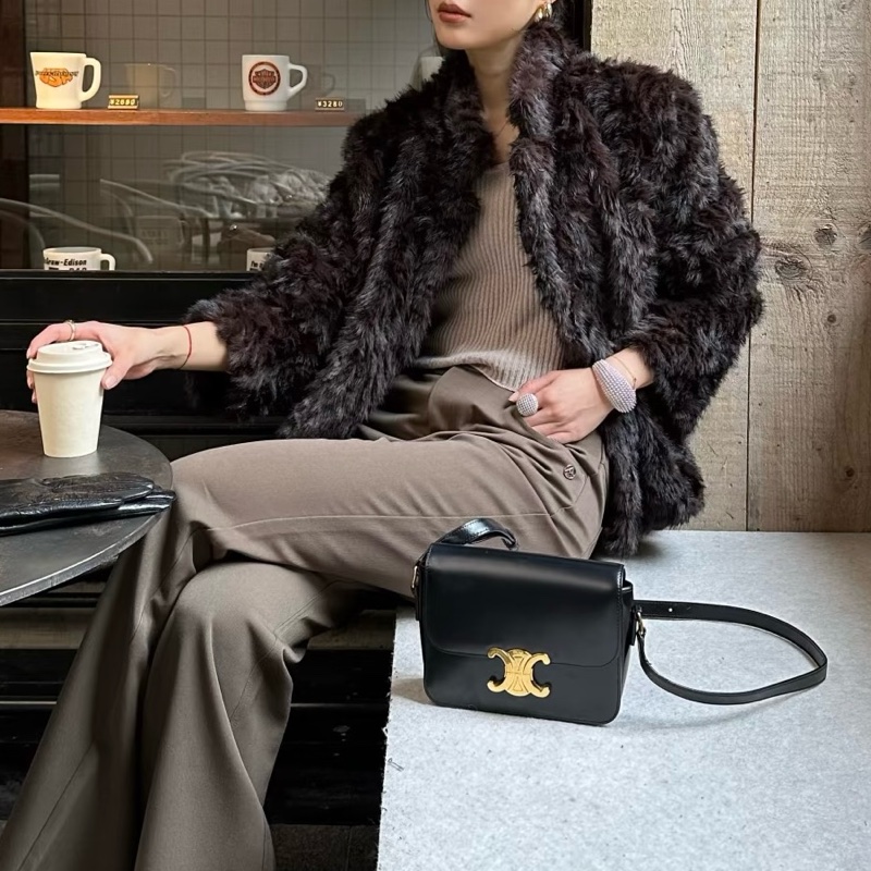 Celine 黑色牛皮金釦凱旋門斜背包-3