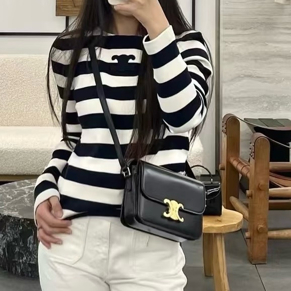 Celine 黑色牛皮金釦凱旋門斜背包-4