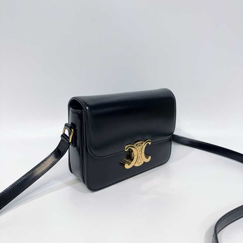 Celine 黑色牛皮金釦凱旋門斜背包-6