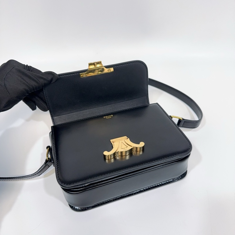 Celine 黑色牛皮金釦凱旋門斜背包-13