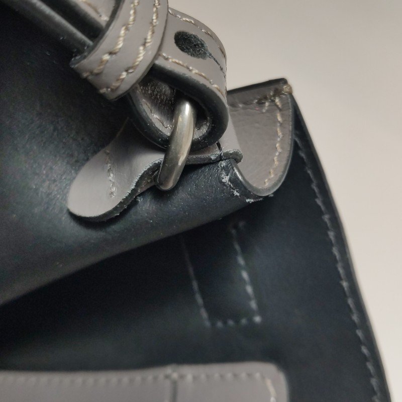 Burberry The Banner班納中號牛皮純色字母Logo雙搭扣斜挎包單肩包-11