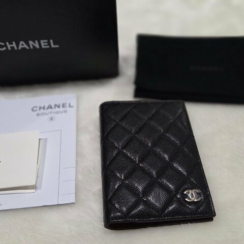 禮物～ Chanel香奈兒黑金雙C logo荔枝牛皮護照夾／ 護照包／ 護照夾卡包