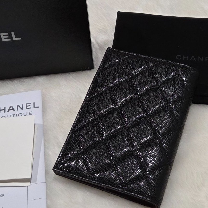 禮物～ Chanel香奈兒黑金雙C logo荔枝牛皮護照夾／ 護照包／ 護照夾卡包-3