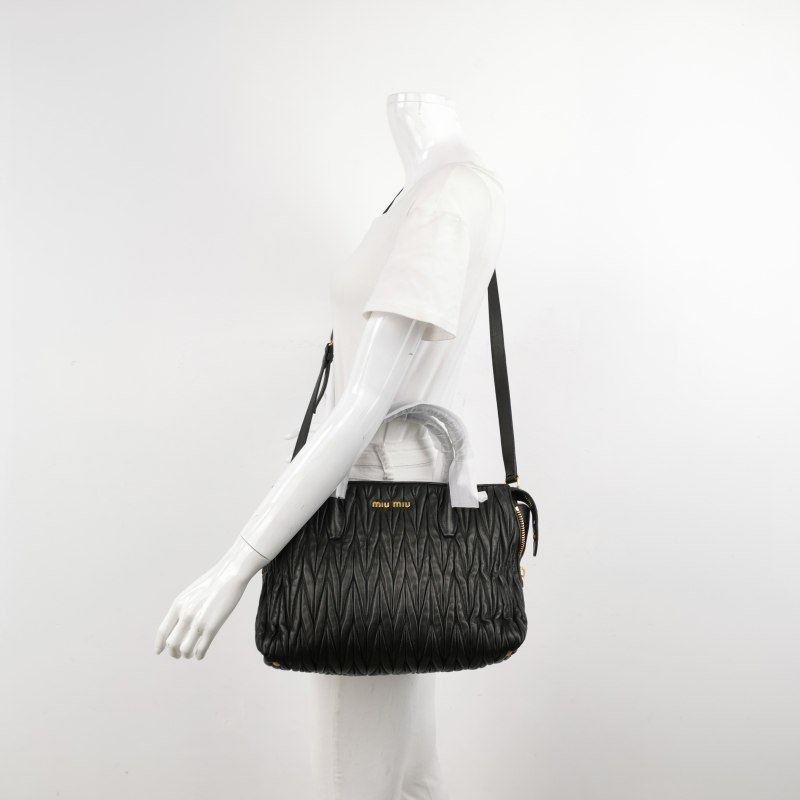 Miu Miu羊皮純色字母Logo褶皺斜挎包單肩包-1