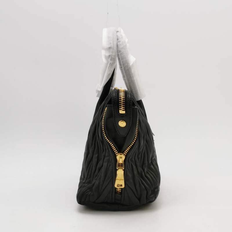 Miu Miu羊皮純色字母Logo褶皺斜挎包單肩包-2