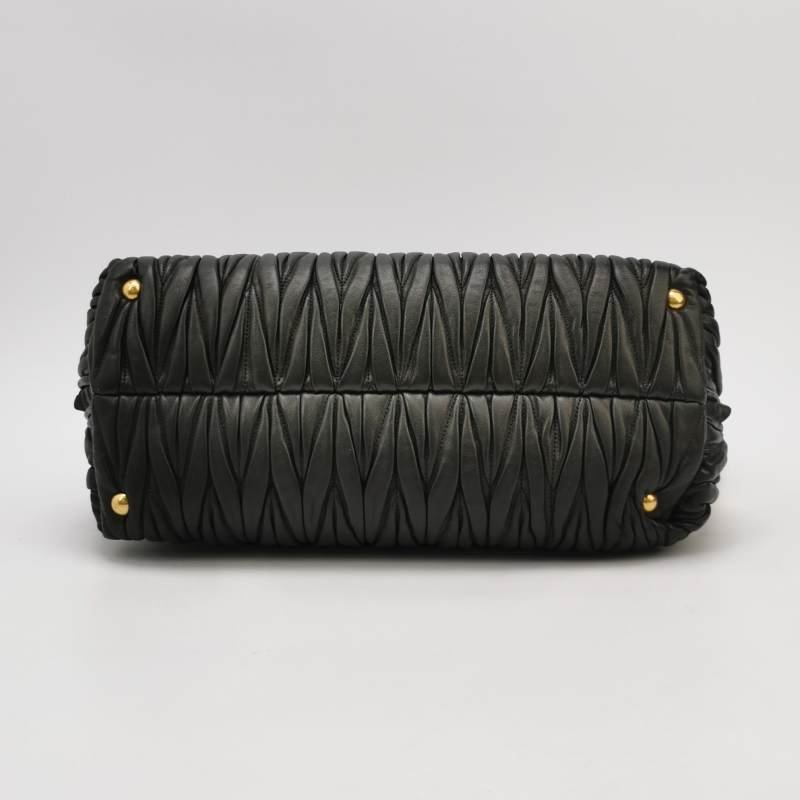 Miu Miu羊皮純色字母Logo褶皺斜挎包單肩包-5