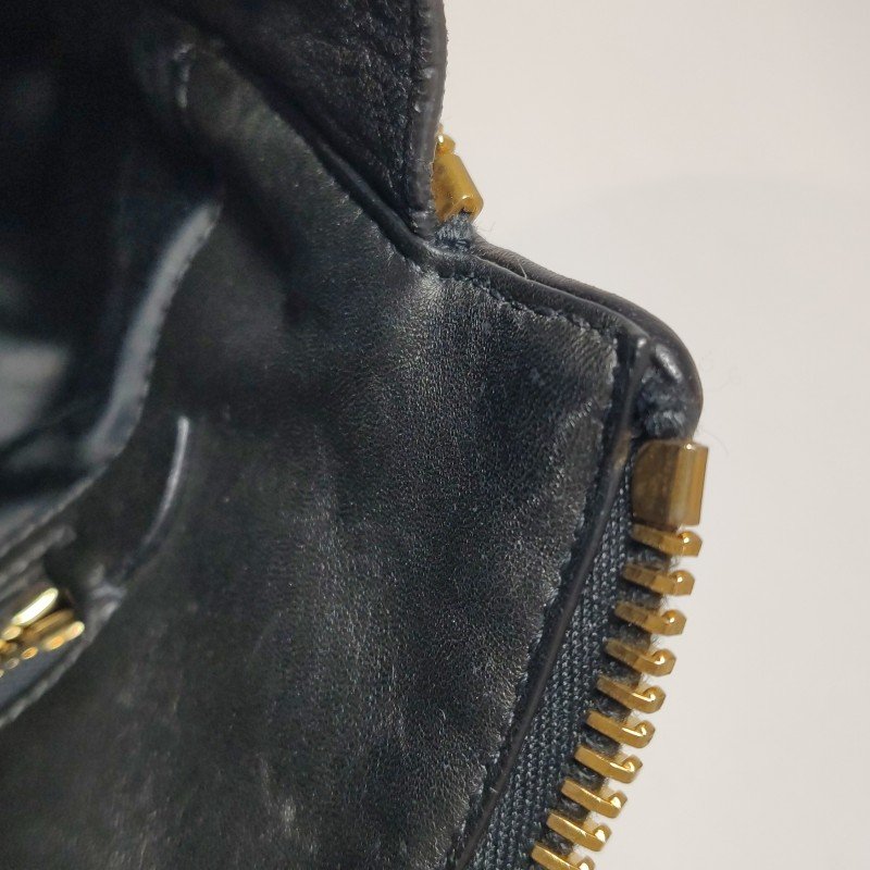 Miu Miu羊皮純色字母Logo褶皺斜挎包單肩包-10